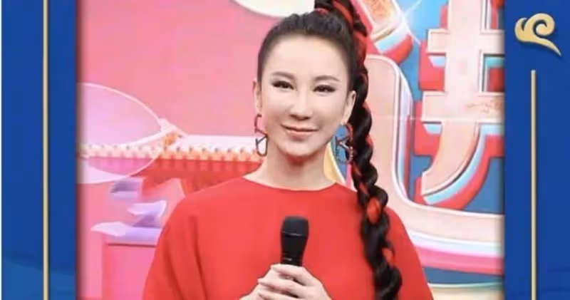 被酸整壞了!47歲天后「辣穿比基尼」S型身材一覽無遺 「大方曬素顏」酸民惦惦:整個人大回春