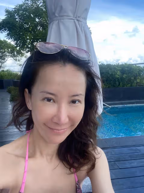 被酸整壞了!47歲天后「辣穿比基尼」S型身材一覽無遺 「大方曬素顏」酸民惦惦:整個人大回春