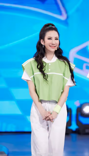 被酸整壞了!47歲天后「辣穿比基尼」S型身材一覽無遺 「大方曬素顏」酸民惦惦:整個人大回春