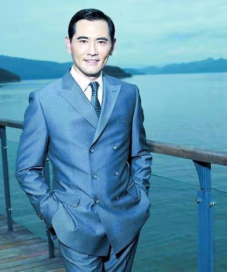 「國民男神」趙文瑄:獨居鄉下800平米大別墅,至今單身感情成謎,62歲每天與貓狗為伴:比從前快樂