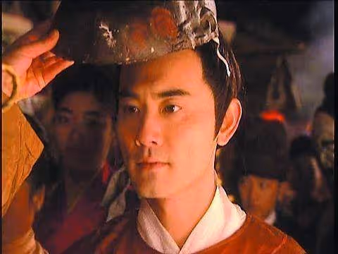 「國民男神」趙文瑄:獨居鄉下800平米大別墅,至今單身感情成謎,62歲每天與貓狗為伴:比從前快樂