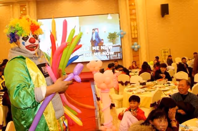 「兒媳，你父親鄉下來的，不能在家裡上廁所，會弄髒的」我：滾