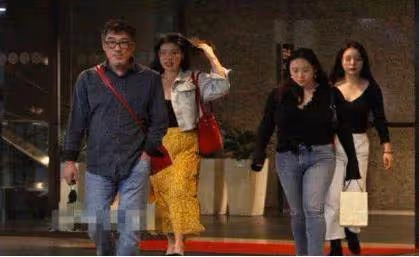 林憶蓮22歲女兒李喜兒近照引熱議,用絲巾做肚兜大膽前衛,肥胖身材性感迷人,似老爸李宗盛,網贊:自信的女孩最美麗