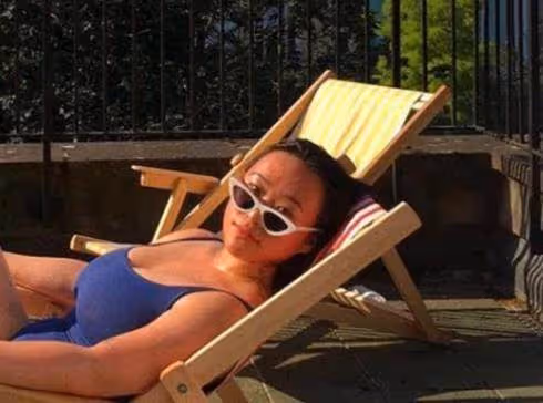 林憶蓮22歲女兒李喜兒近照引熱議,用絲巾做肚兜大膽前衛,肥胖身材性感迷人,似老爸李宗盛,網贊:自信的女孩最美麗