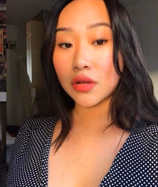 林憶蓮22歲女兒李喜兒近照引熱議,用絲巾做肚兜大膽前衛,肥胖身材性感迷人,似老爸李宗盛,網贊:自信的女孩最美麗