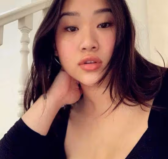 林憶蓮22歲女兒李喜兒近照引熱議,用絲巾做肚兜大膽前衛,肥胖身材性感迷人,似老爸李宗盛,網贊:自信的女孩最美麗