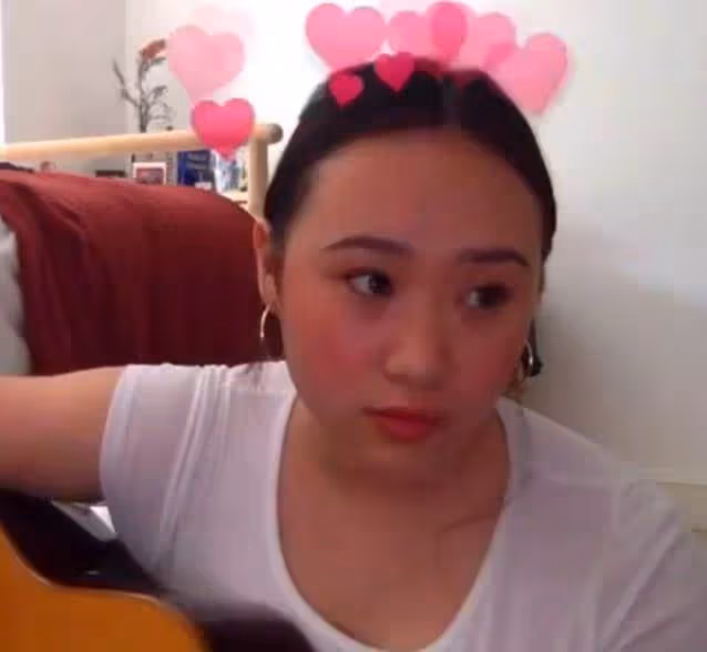 林憶蓮22歲女兒李喜兒近照引熱議,用絲巾做肚兜大膽前衛,肥胖身材性感迷人,似老爸李宗盛,網贊:自信的女孩最美麗