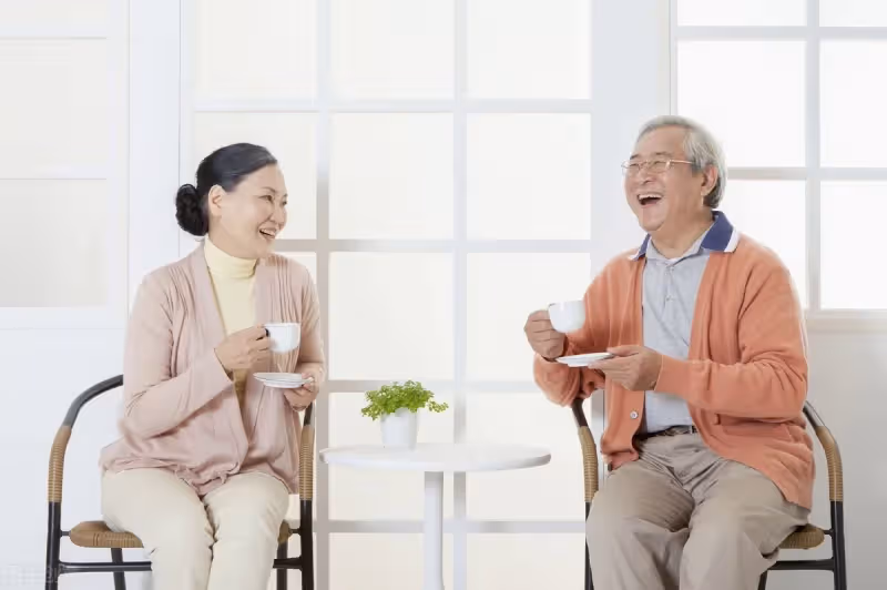 AA制7年後妻子收入超過丈夫,婆婆賠笑臉:兒媳,我養老就靠你了