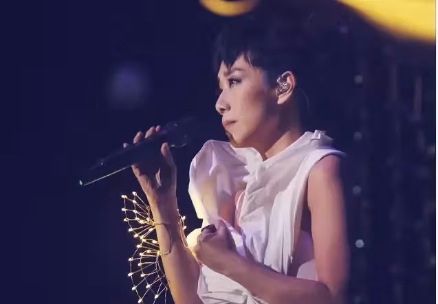 56歲林憶蓮曬「香港半山豪宅」!現已隱退歌壇回歸家庭,裝潢低調精緻,過著很平淡的日子