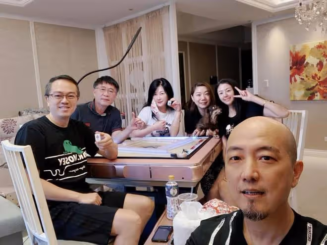 戈偉如近照曝光!58歲皮膚白到發光,與小10歲男友相戀多年不結婚