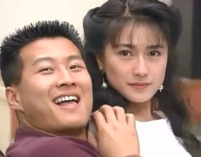 戈偉如近照曝光!58歲皮膚白到發光,與小10歲男友相戀多年不結婚