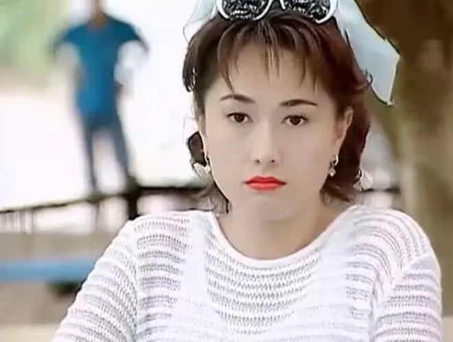 戈偉如近照曝光!58歲皮膚白到發光,與小10歲男友相戀多年不結婚