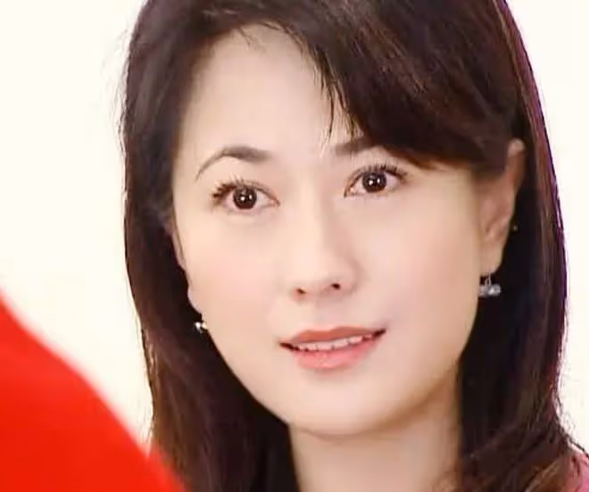戈偉如近照曝光!58歲皮膚白到發光,與小10歲男友相戀多年不結婚
