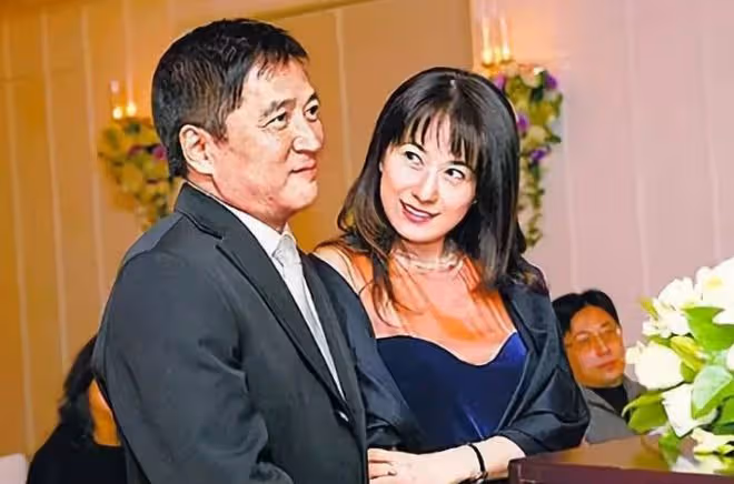 戈偉如近照曝光!58歲皮膚白到發光,與小10歲男友相戀多年不結婚
