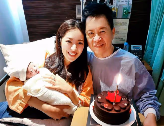 戈偉如近照曝光!58歲皮膚白到發光,與小10歲男友相戀多年不結婚