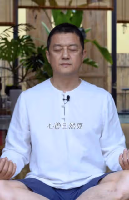李亞鵬敗訴後首次現身,在豪宅喝茶打坐,網友:4000萬還了嗎
