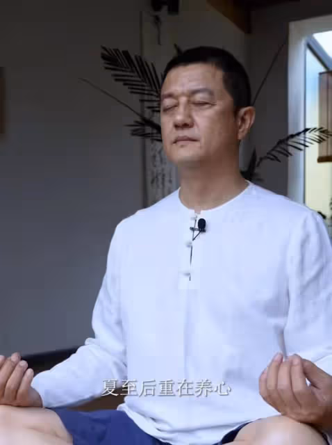 李亞鵬敗訴後首次現身,在豪宅喝茶打坐,網友:4000萬還了嗎