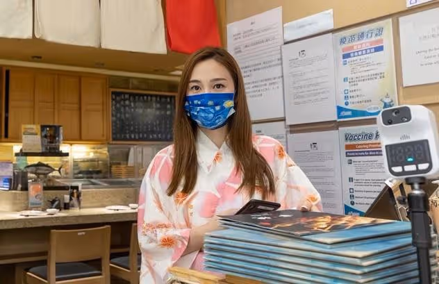 香港知名女星轉行做服務生！陷經濟困難淚崩，因身材豐滿被傳包養