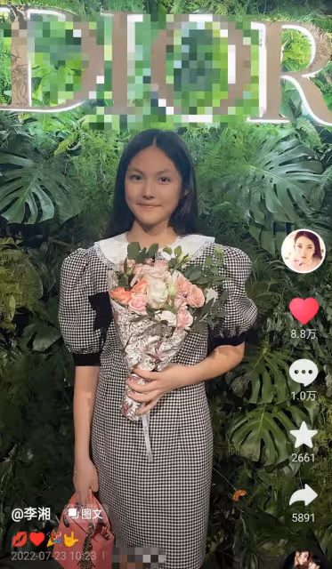 12歲王詩齡瘦成女神，穿短裙拎萬元包打扮成熟，選購奢侈品引爭議