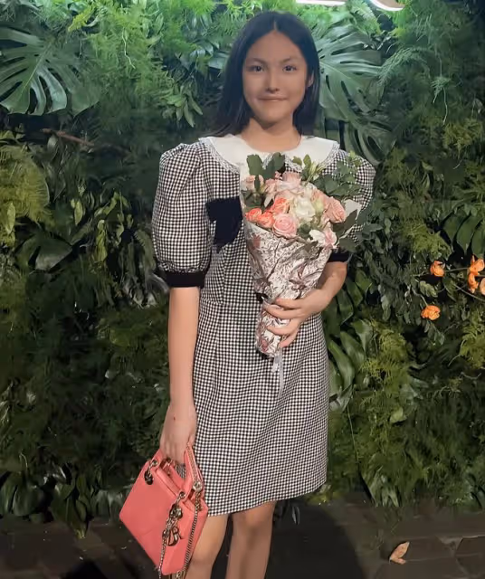 12歲王詩齡瘦成女神，穿短裙拎萬元包打扮成熟，選購奢侈品引爭議