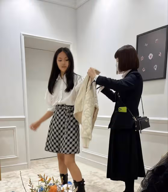 12歲王詩齡瘦成女神，穿短裙拎萬元包打扮成熟，選購奢侈品引爭議