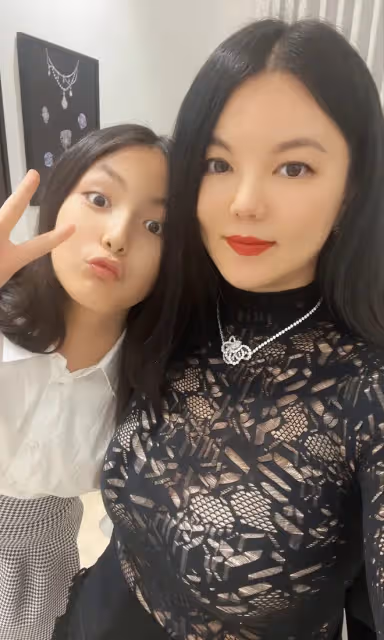 12歲王詩齡瘦成女神，穿短裙拎萬元包打扮成熟，選購奢侈品引爭議