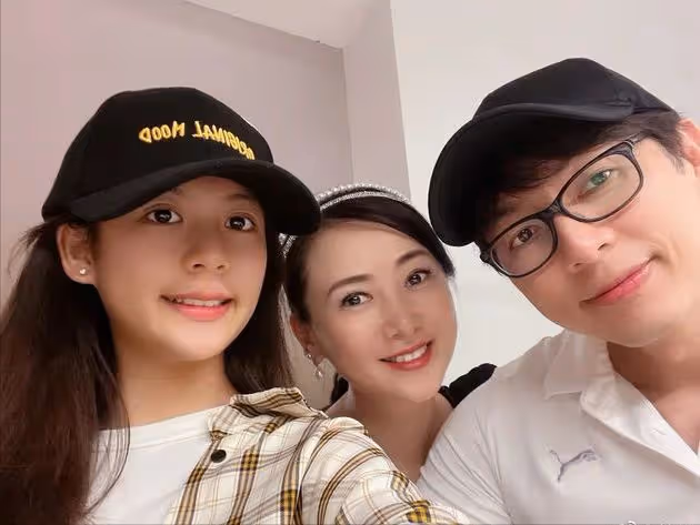 53歲「九命貓妖」曬熱舞視頻，14歲女兒顏值逆天，兩人同框似姐妹
