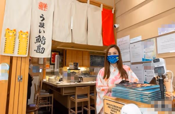 28歲女星轉行當服務員！積蓄見底走投無路，門口接待客人熟練專業