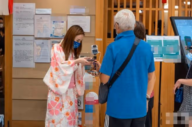28歲女星轉行當服務員！積蓄見底走投無路，門口接待客人熟練專業