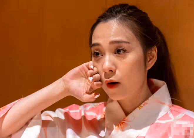 28歲女星轉行當服務員！積蓄見底走投無路，門口接待客人熟練專業