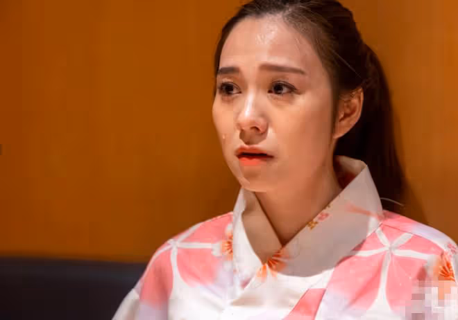 28歲女星轉行當服務員！積蓄見底走投無路，門口接待客人熟練專業
