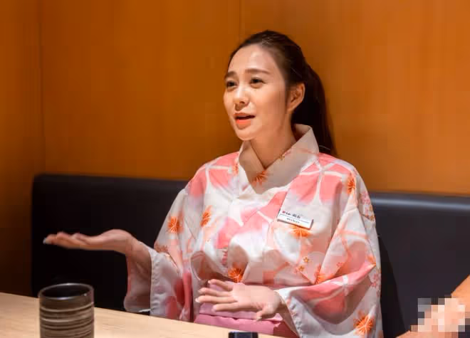 28歲女星轉行當服務員！積蓄見底走投無路，門口接待客人熟練專業