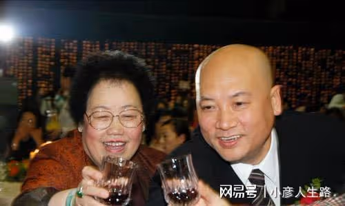 遲重瑞：娶大11歲女富豪，妻子與前夫有3個孩子，婚後疑卑微？