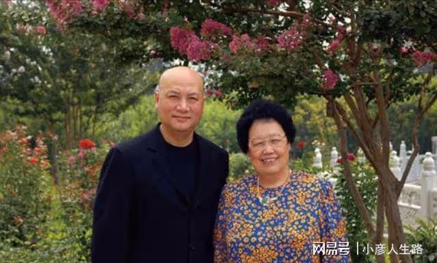 遲重瑞：娶大11歲女富豪，妻子與前夫有3個孩子，婚後疑卑微？