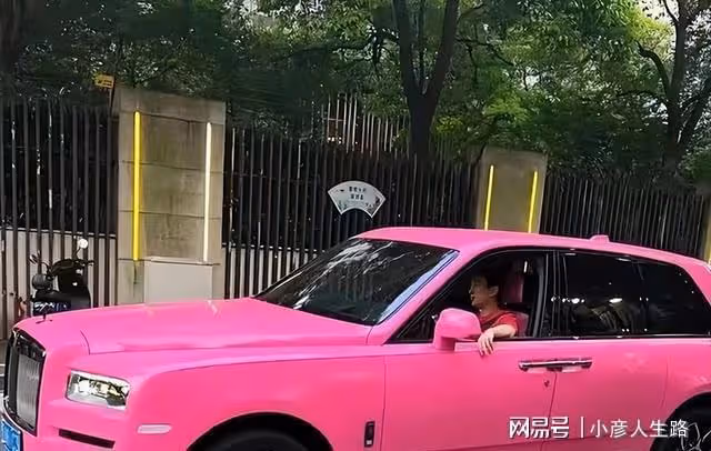 王思聰又換女友了,00後身高168,相貌神似孫一寧,慎婕出局了?