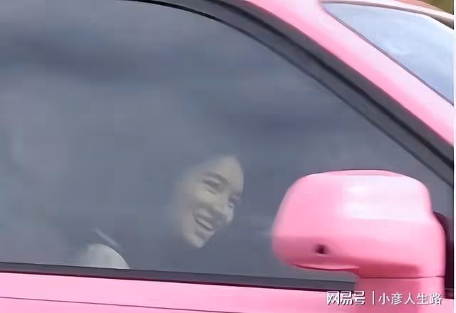 王思聰又換女友了,00後身高168,相貌神似孫一寧,慎婕出局了?