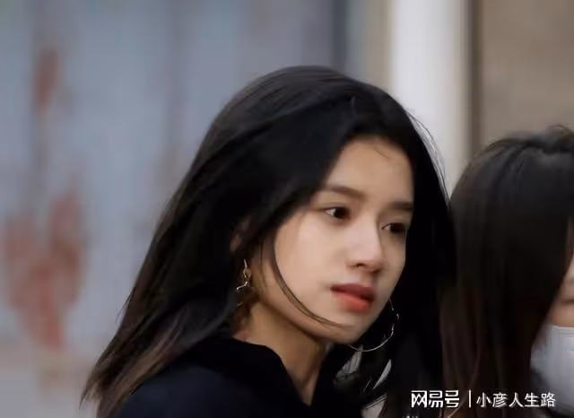 王思聰又換女友了,00後身高168,相貌神似孫一寧,慎婕出局了?