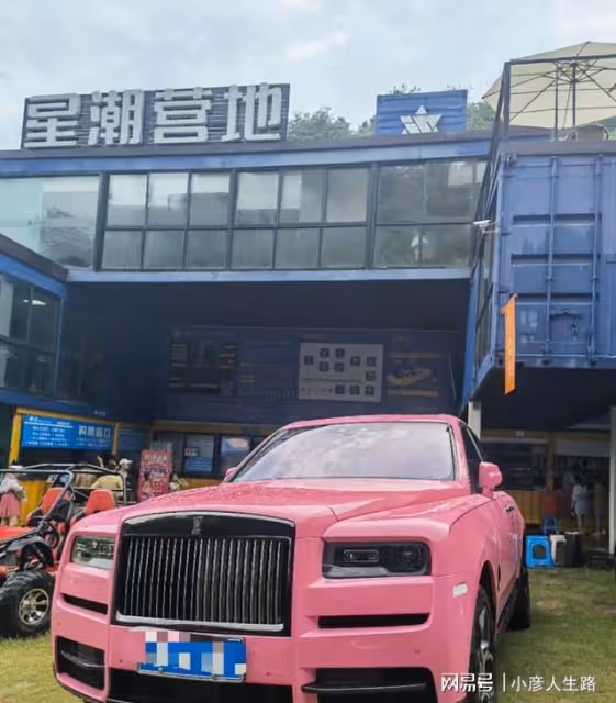 王思聰又換女友了,00後身高168,相貌神似孫一寧,慎婕出局了?
