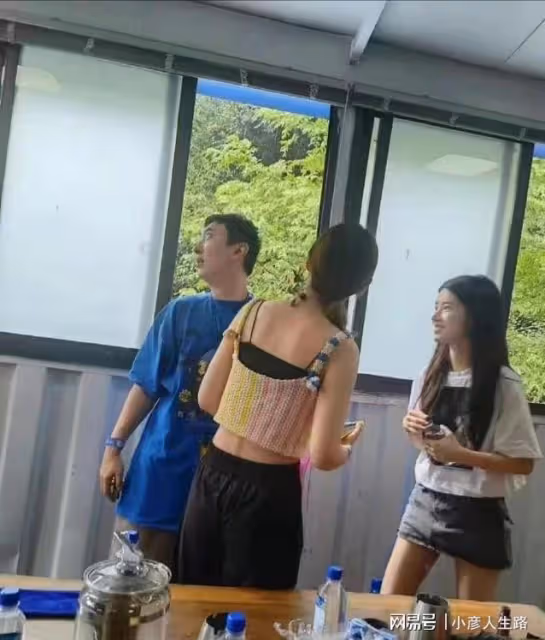 王思聰又換女友了,00後身高168,相貌神似孫一寧,慎婕出局了?