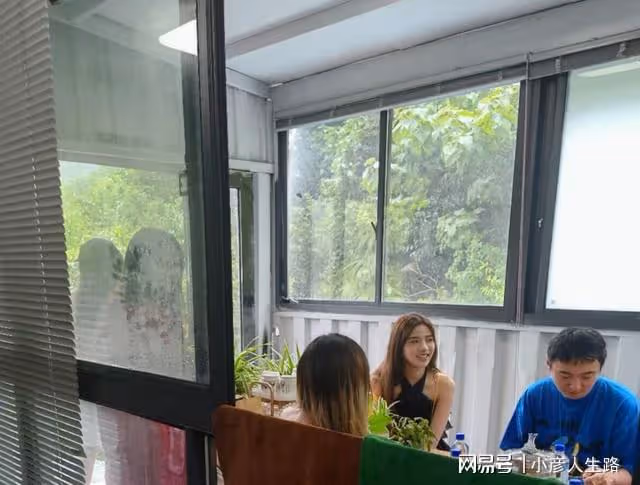 王思聰又換女友了,00後身高168,相貌神似孫一寧,慎婕出局了?