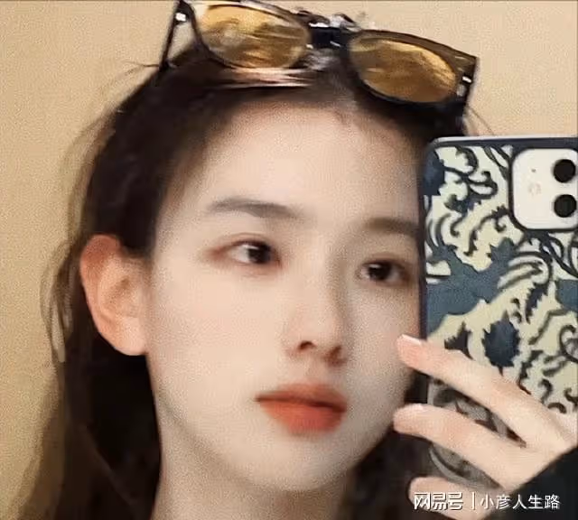 王思聰又換女友了,00後身高168,相貌神似孫一寧,慎婕出局了?