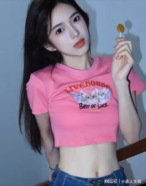 王思聰又換女友了,00後身高168,相貌神似孫一寧,慎婕出局了?