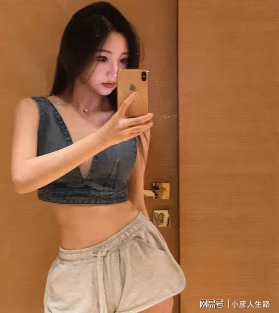 王思聰又換女友了,00後身高168,相貌神似孫一寧,慎婕出局了?