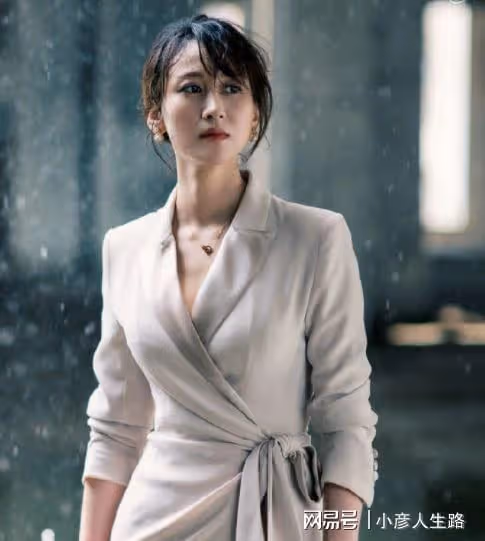《庭外》六大美女,短髮萬茜氣場強大,焦俊艷長發有點不習慣