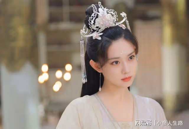 忍過了成毅的「口哨嘴」,無法忽視楊紫的假睫毛,這就是現代感?