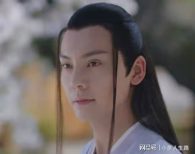 忍過了成毅的「口哨嘴」,無法忽視楊紫的假睫毛,這就是現代感?