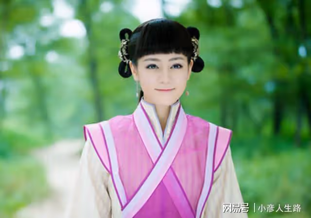 忍過了成毅的「口哨嘴」,無法忽視楊紫的假睫毛,這就是現代感?