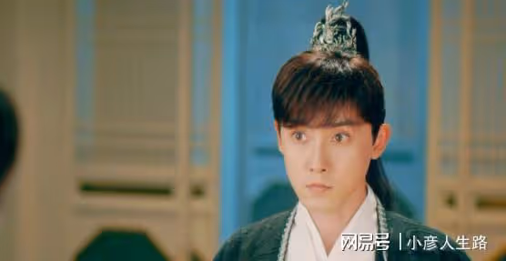 忍過了成毅的「口哨嘴」,無法忽視楊紫的假睫毛,這就是現代感?