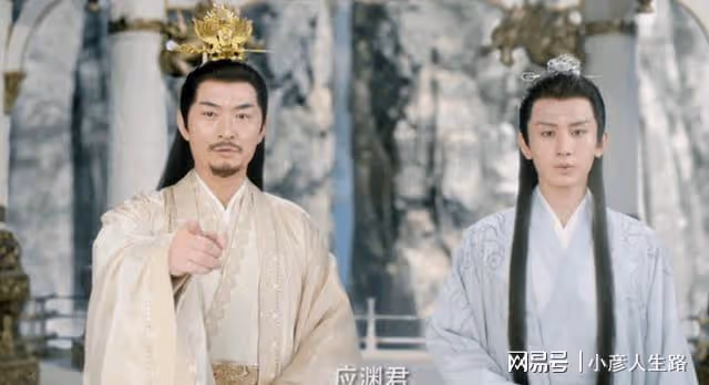 忍過了成毅的「口哨嘴」，無法忽視楊紫的假睫毛，這就是現代感？