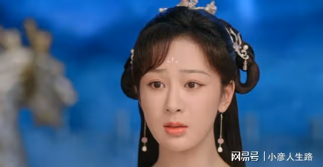 忍過了成毅的「口哨嘴」，無法忽視楊紫的假睫毛，這就是現代感？